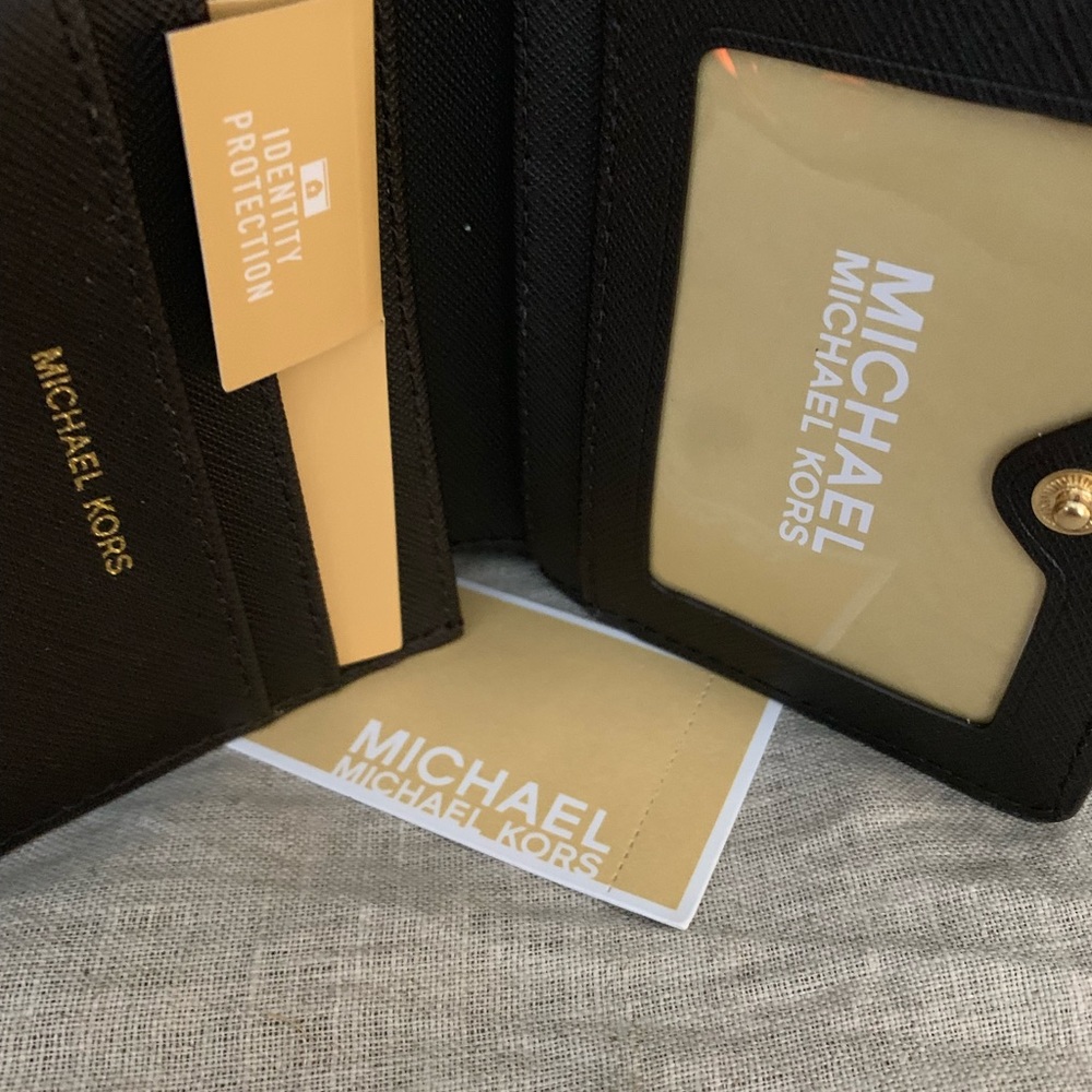 Michael Kors Authentic Wallet - Picture 3 of 5